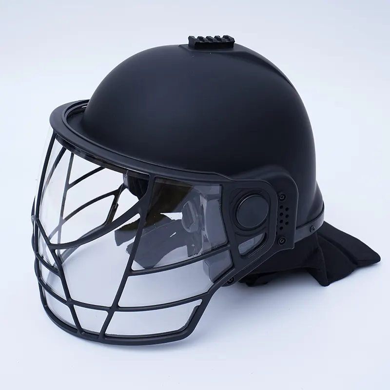 Casque anti-émeute à grille intégrée