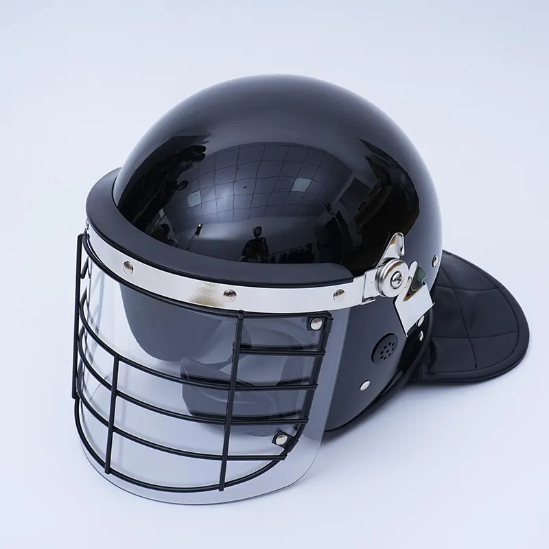 Casque anti-émeute à grille métallique
